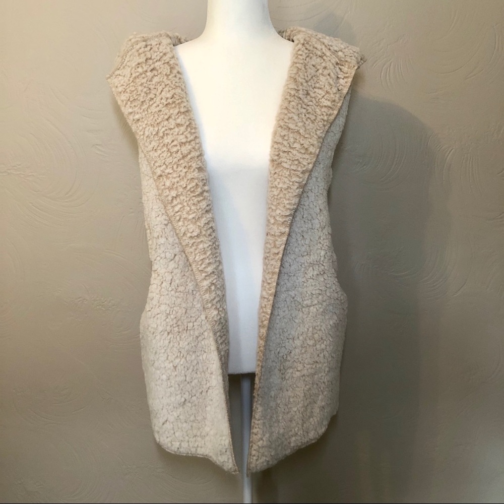 *NWT* Hooded teddy vest with pockets